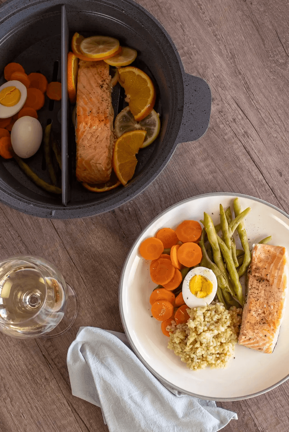 Salmón al vapor con arroz yamaní, verduras y huevo