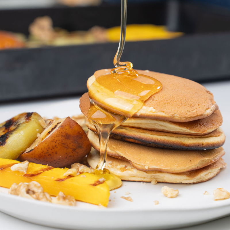 Pancakes souffle con fruta asada