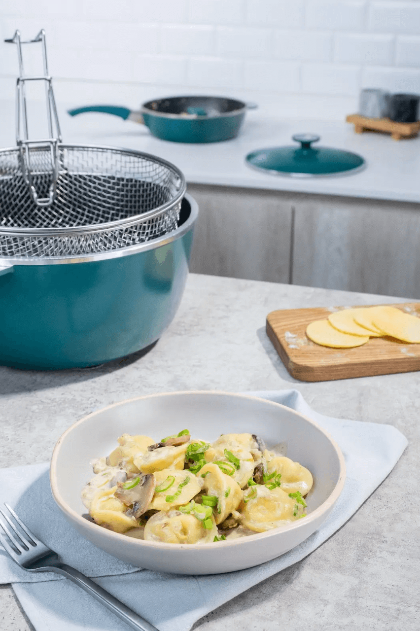 Capeletinis de ricota con salsa de verdeo y hongos