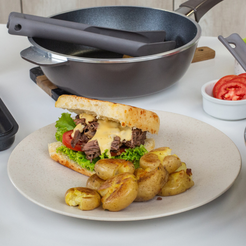 Sandwich de carne desmechada con queso y papas rústicas