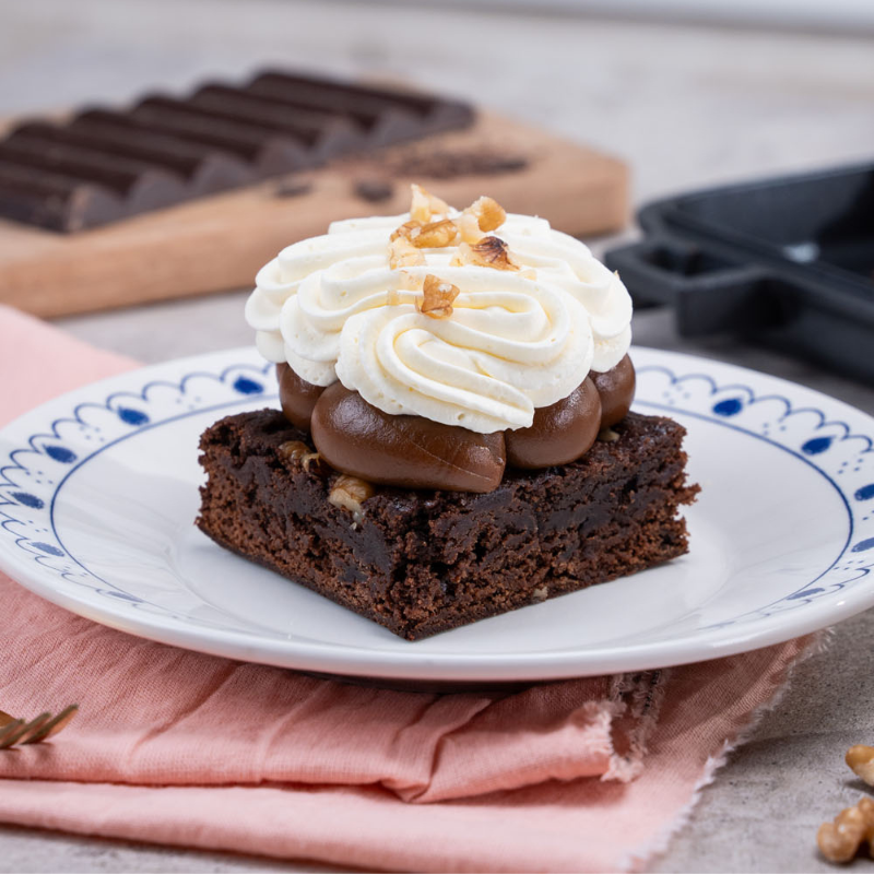 Brownie con dulce de leche y crema
